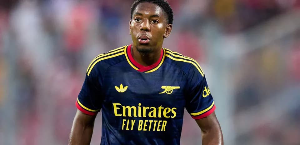 Player in Arsenal jersey during match action