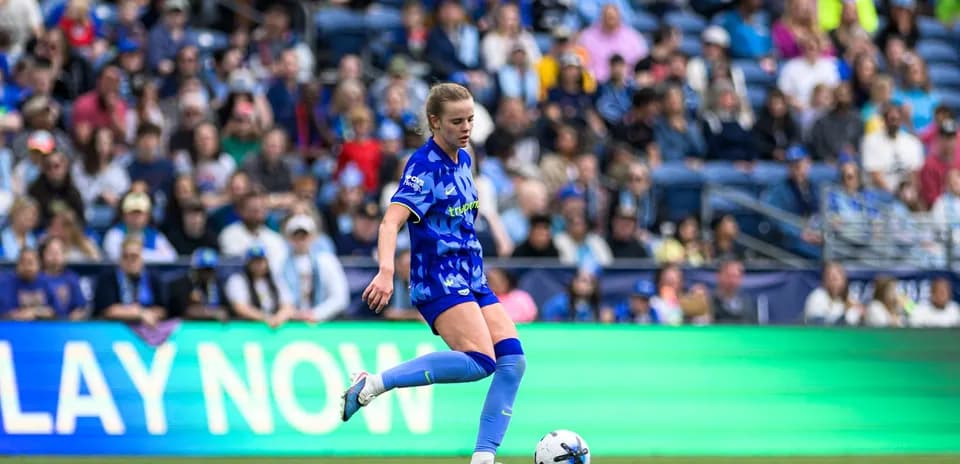 Player from Seattle Reign FC preparing to kick ball