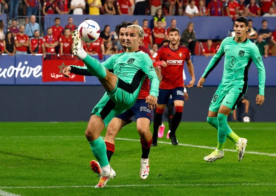 Antoine Griezmann kicking the ball during match