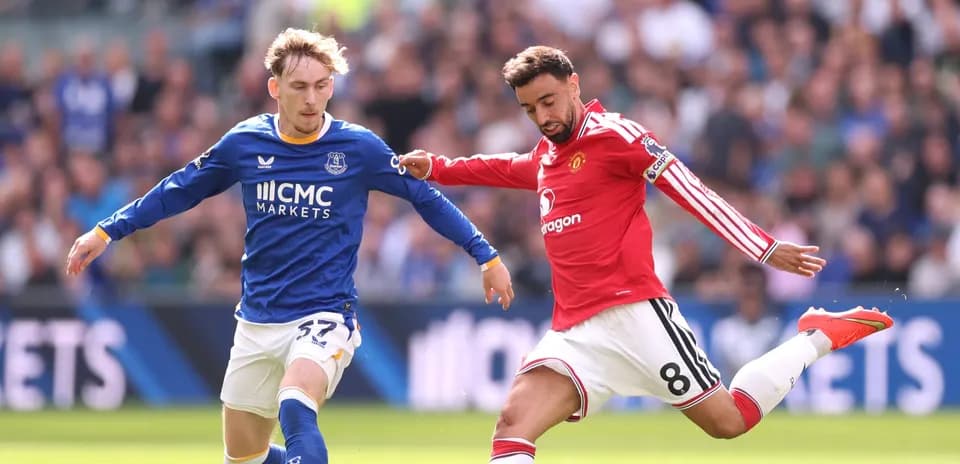 Everton and Manchester United players competing for ball