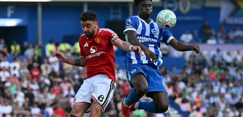 Bruno Fernandes and opponent contesting for the ball