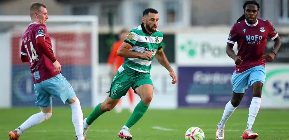 Shamrock Rovers player dribbling the ball