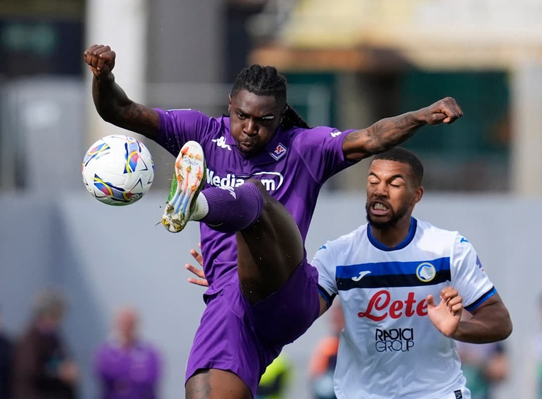 Fiorentina player kicking the ball during match