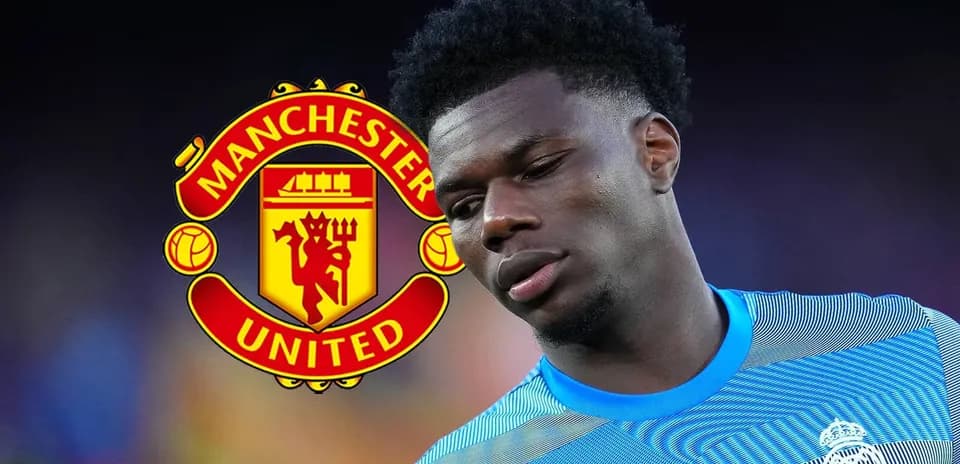 Player in training gear with Manchester United logo