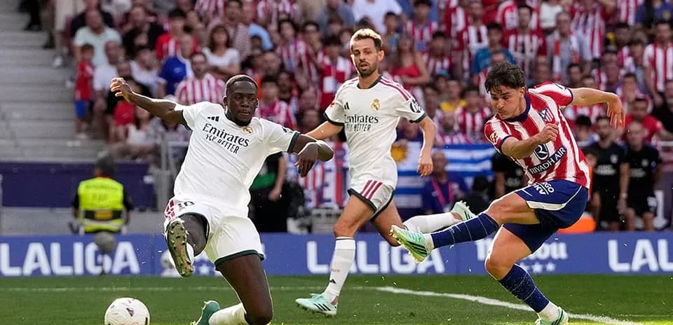 Atletico Madrid player shooting against Real Madrid
