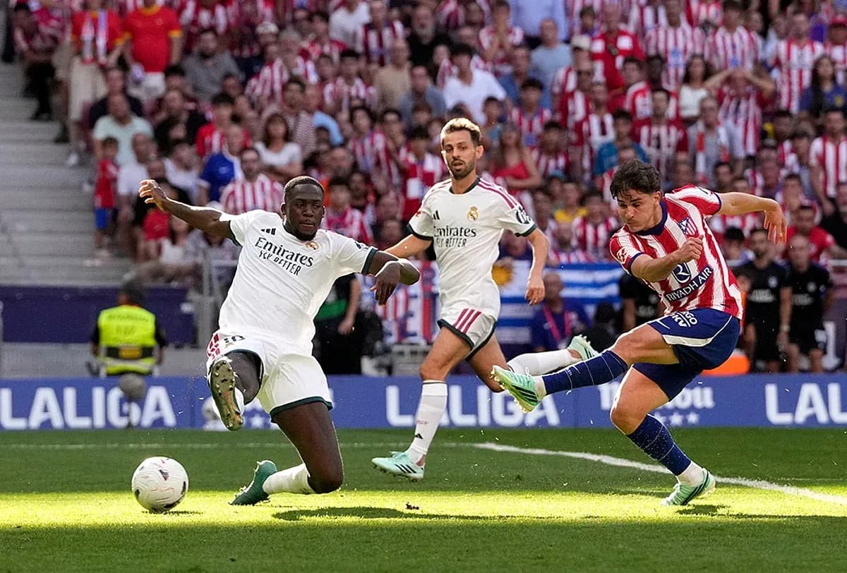 Atletico Madrid player shooting against Real Madrid