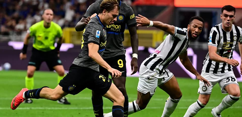 Player dribbling past opponents during Serie A match