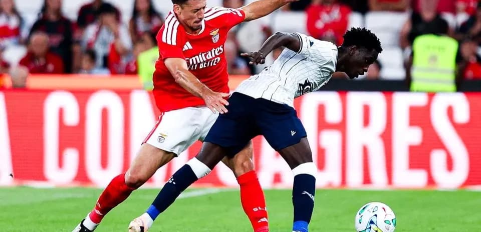 Benfica player challenges Aarhus opponent for the ball