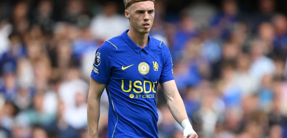 Player in Chelsea kit walking on the pitch