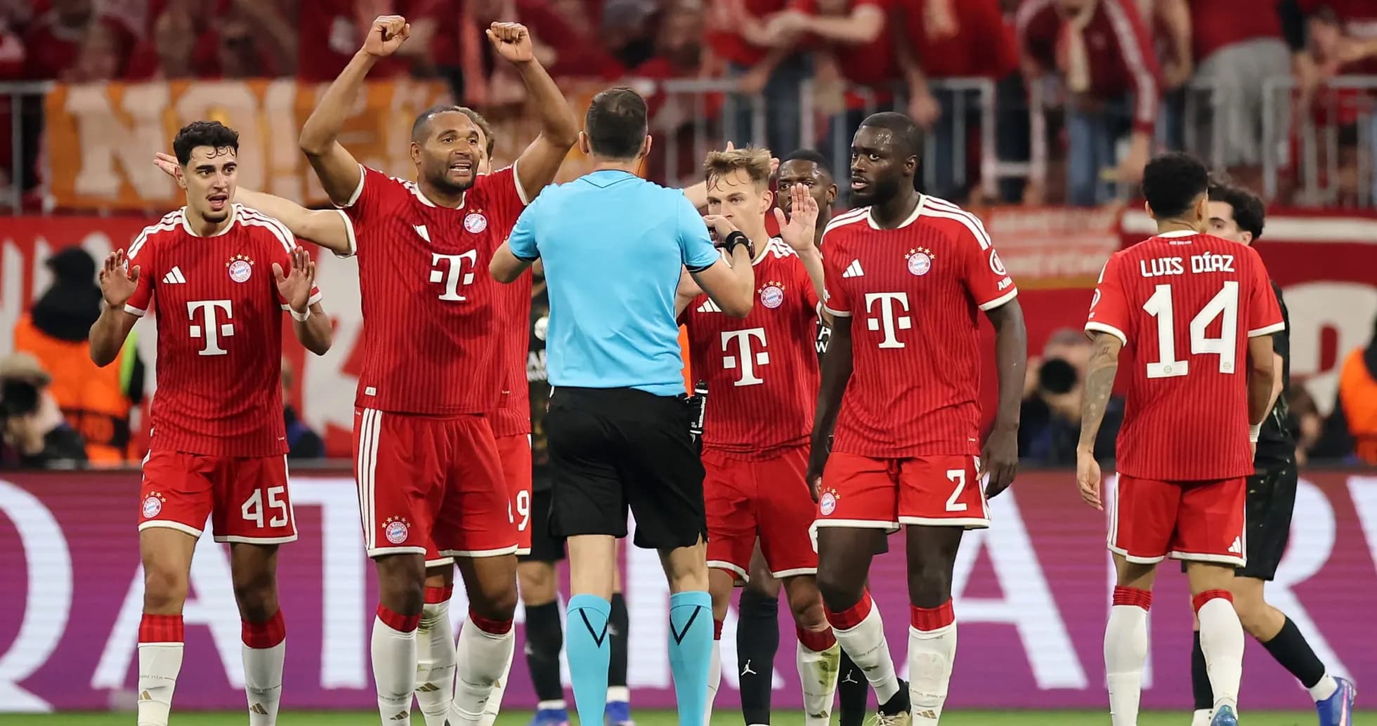 Bayern München players arguing with referee during match