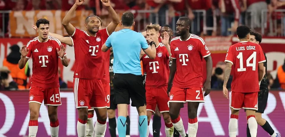 Bayern München players arguing with referee during match
