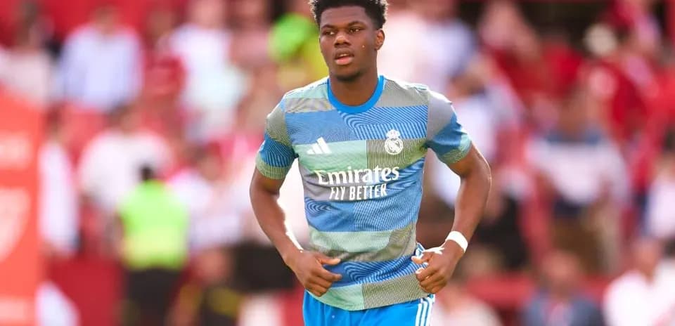 Player warming up on pitch in Real Madrid kit