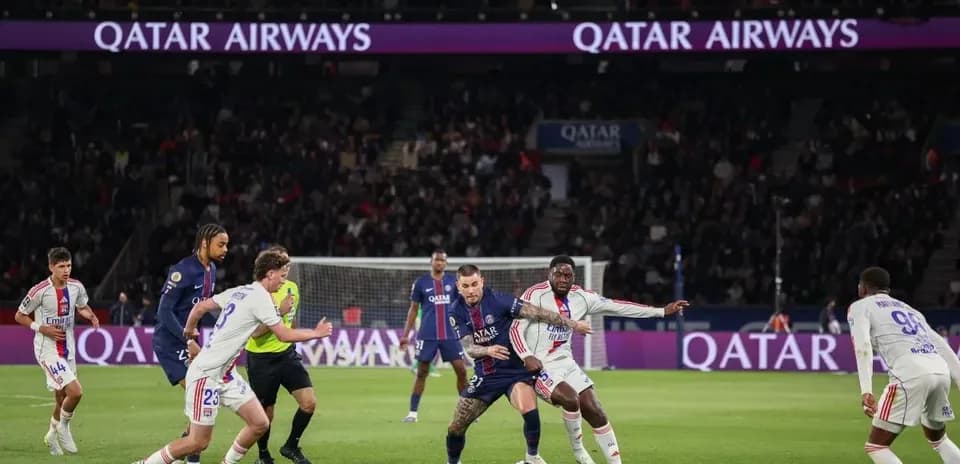 Players contesting possession during PSG vs Lyon match