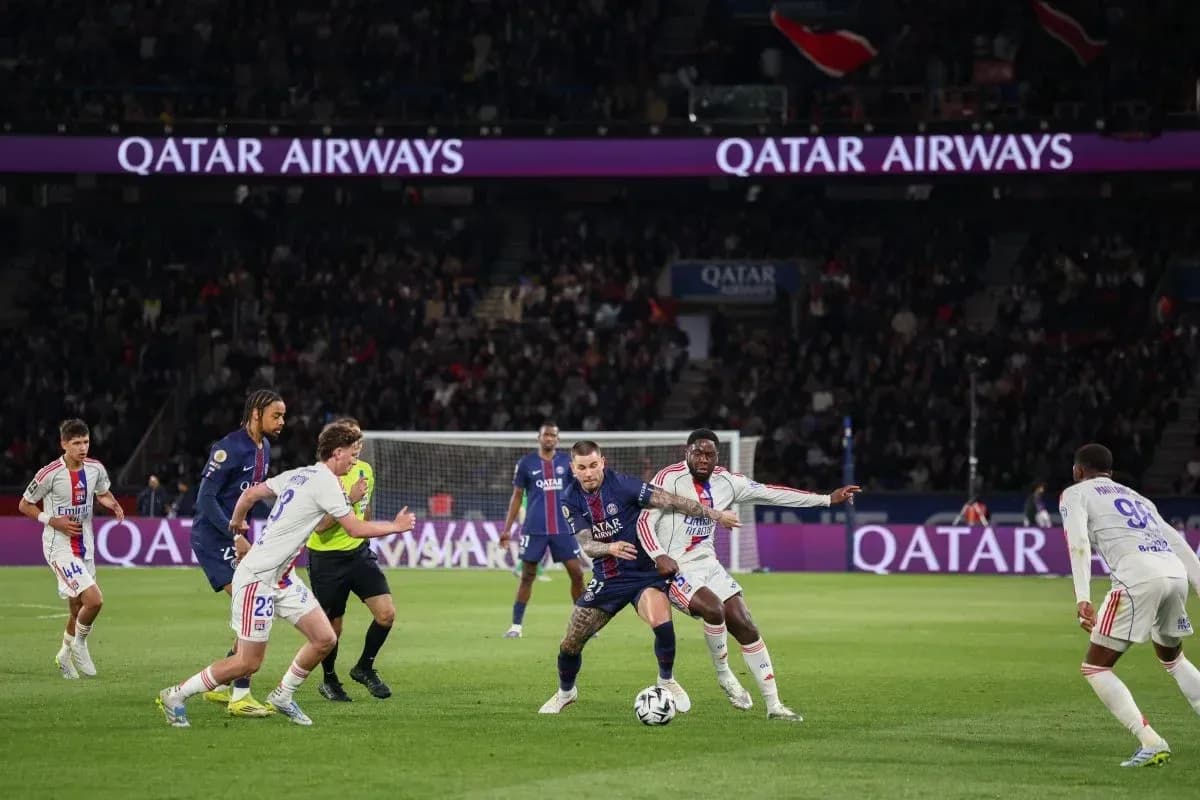 Players contesting possession during PSG vs Lyon match