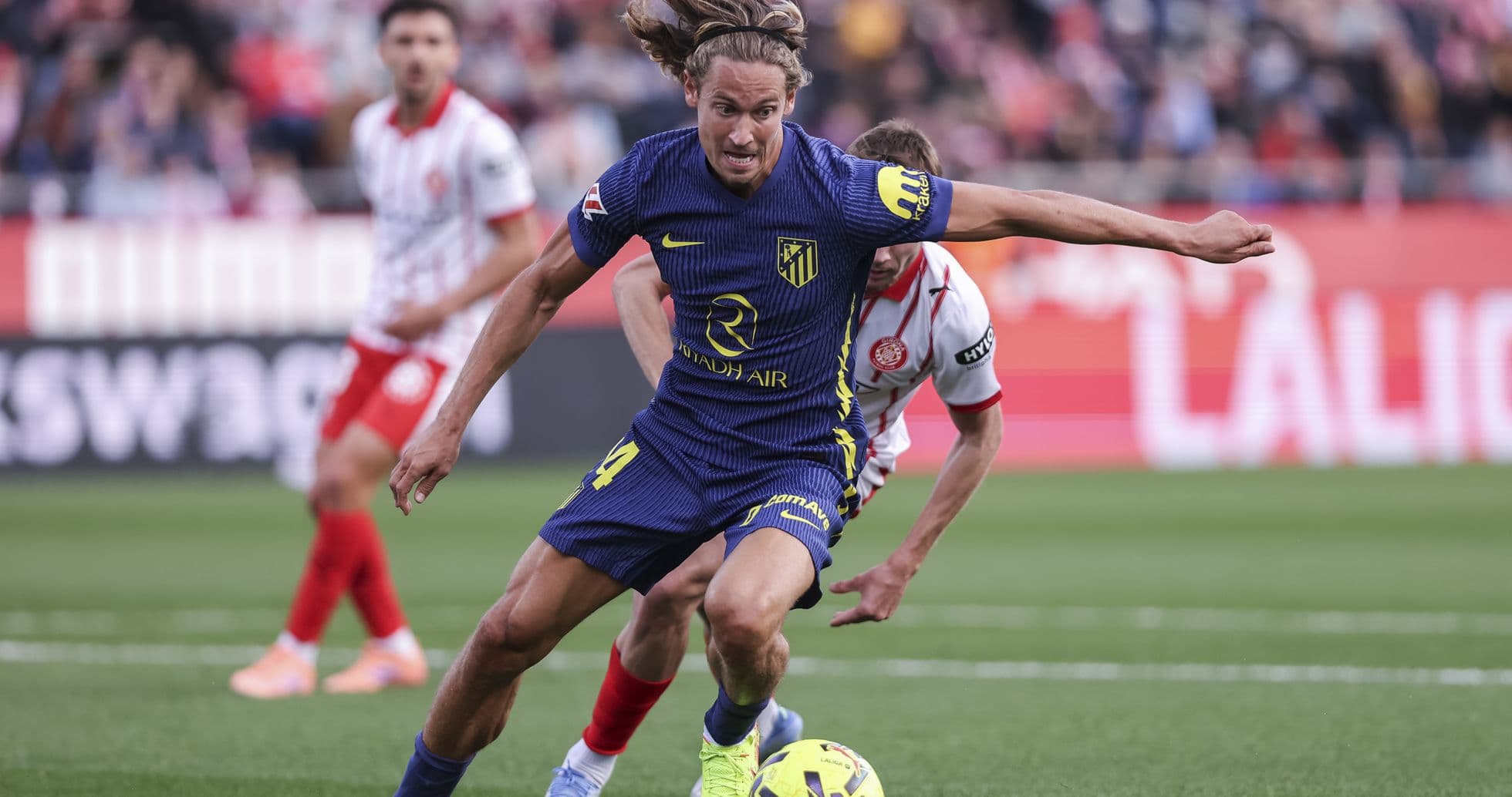 Atletico Madrid player dribbling against Girona