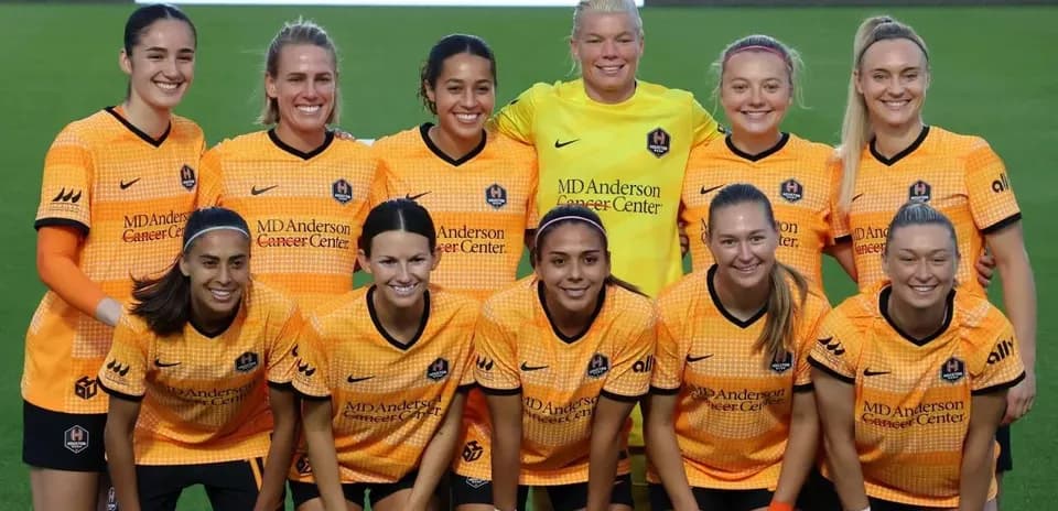 Houston Dash W team posing for a photo