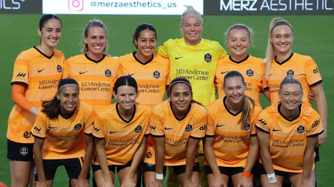 Houston Dash W team posing for a photo