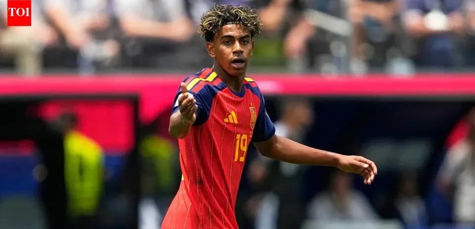 Player in Spain jersey gesturing during match