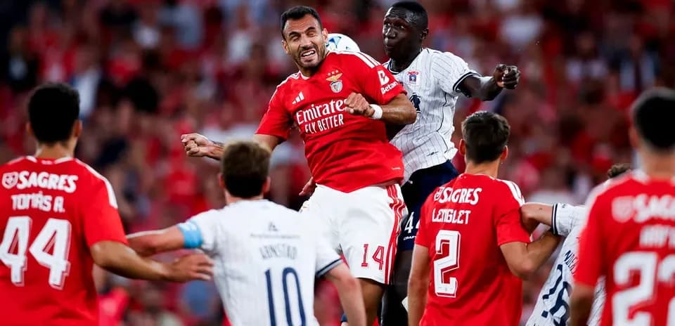 Benfica player challenged by Aarhus defender