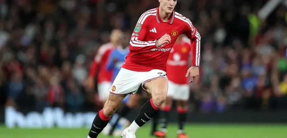 Player in Manchester United kit sprinting on field