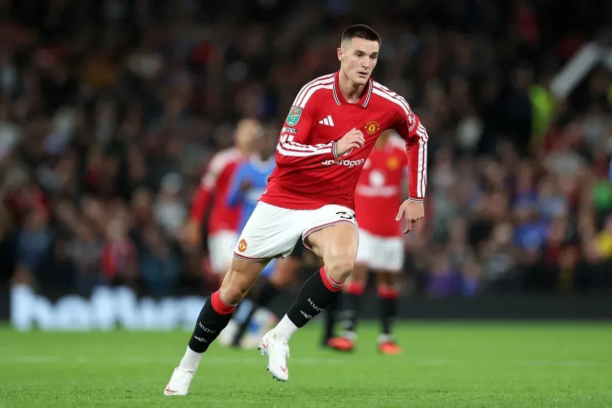 Player in Manchester United kit sprinting on field