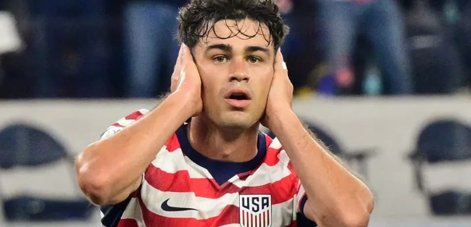 Player with USA jersey reacting during match