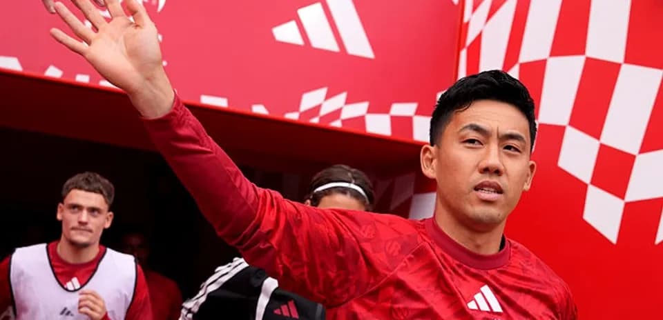 Player waving while entering the pitch tunnel