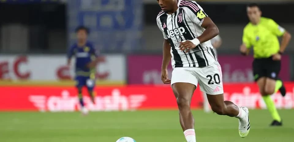 Player in Juventus kit dribbling ball during match