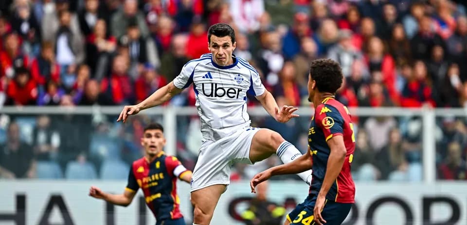 Genoa player challenges Como player for the ball