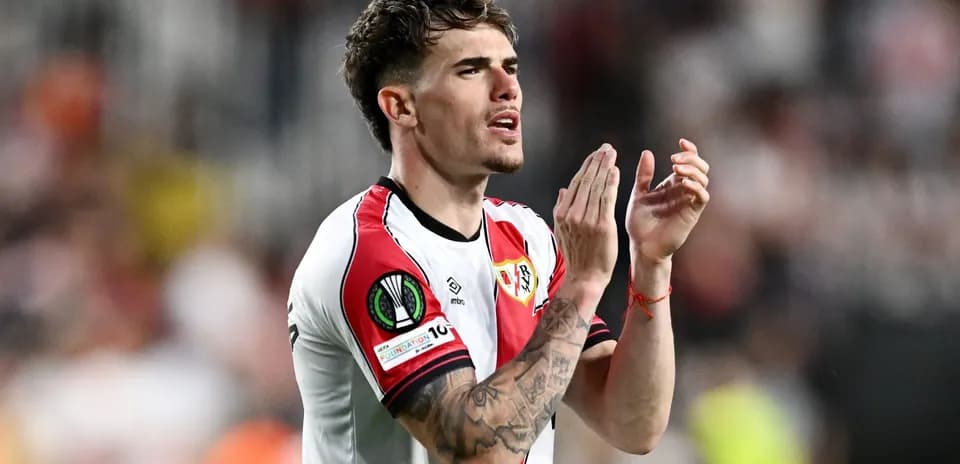 Player clapping in Rayo Vallecano jersey during match