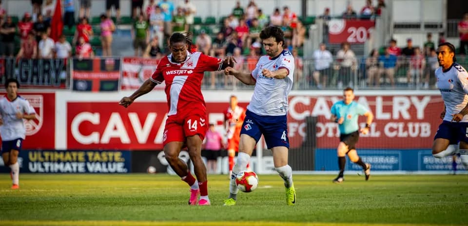 Cavalry FC player challenges Supra du Quebec opponent