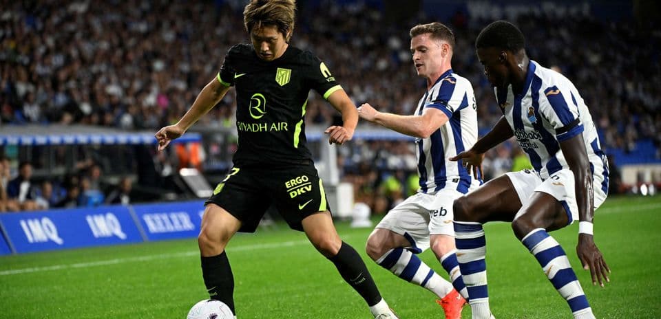 Atletico Madrid player dribbling against Real Sociedad