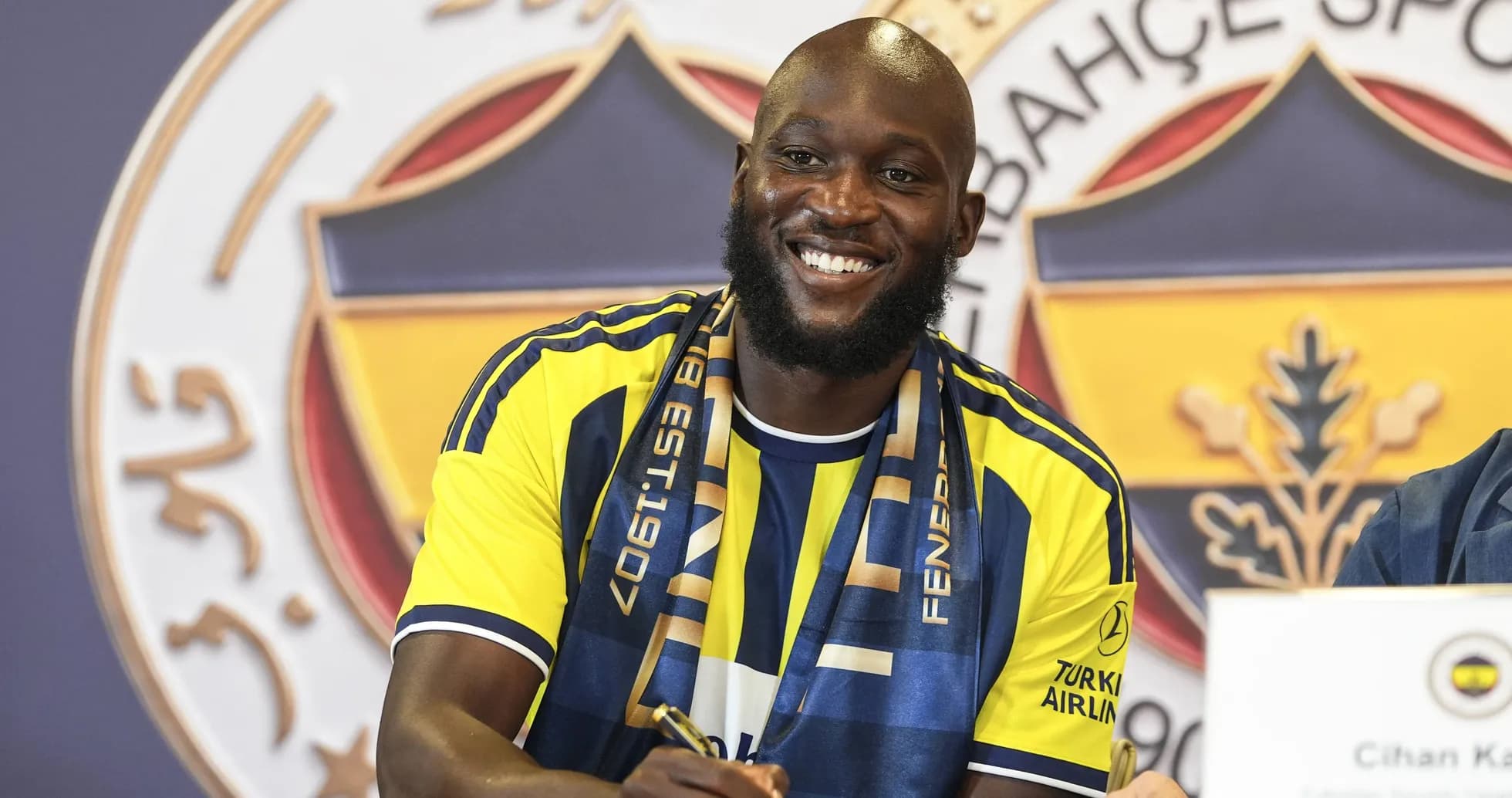 Player signing contract at Fenerbahçe press conference