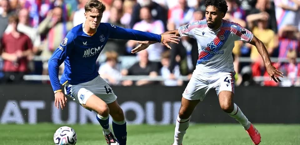 Everton and Crystal Palace players contesting the ball