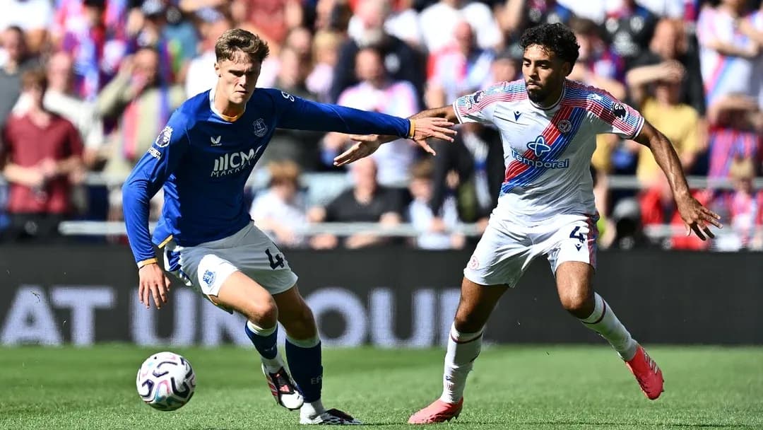 Everton and Crystal Palace players contesting the ball