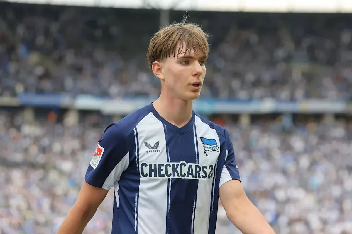 Player wearing Hertha BSC jersey on field