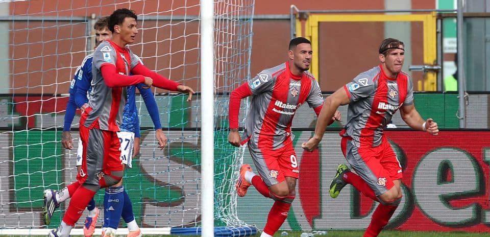 Cremonese players celebrating a goal
