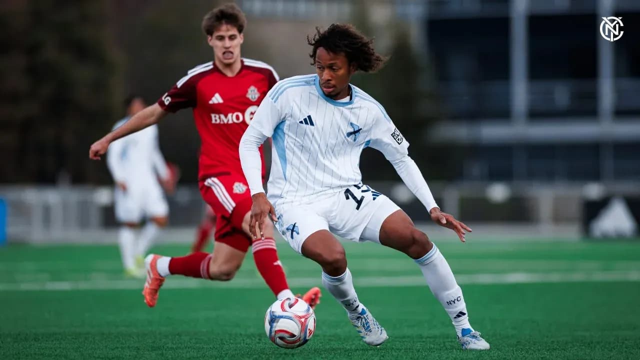 Toronto II player challenges New York RB II opponent