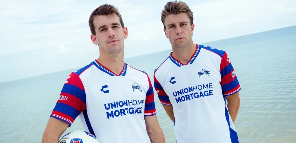 Tampa Bay Rowdies players posing by the beach