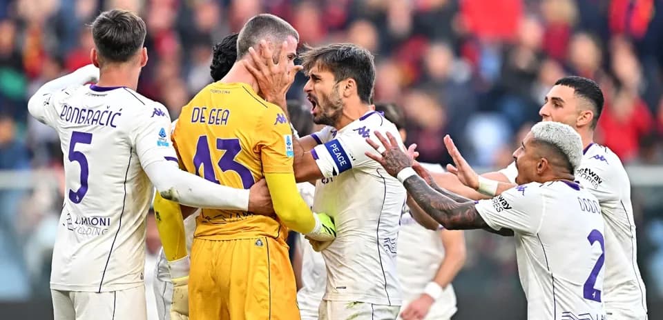 Fiorentina players celebrating near goalkeeper De Gea