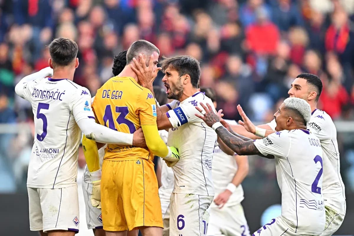 Fiorentina players celebrating near goalkeeper De Gea