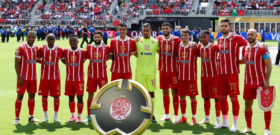 Wydad Casablanca players posing with trophy before match