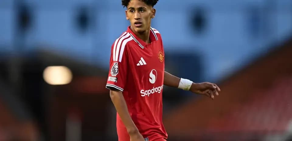 Player in Manchester United kit on the pitch