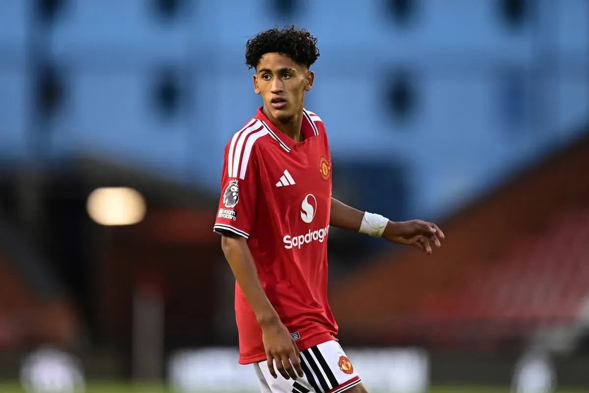 Player in Manchester United kit on the pitch