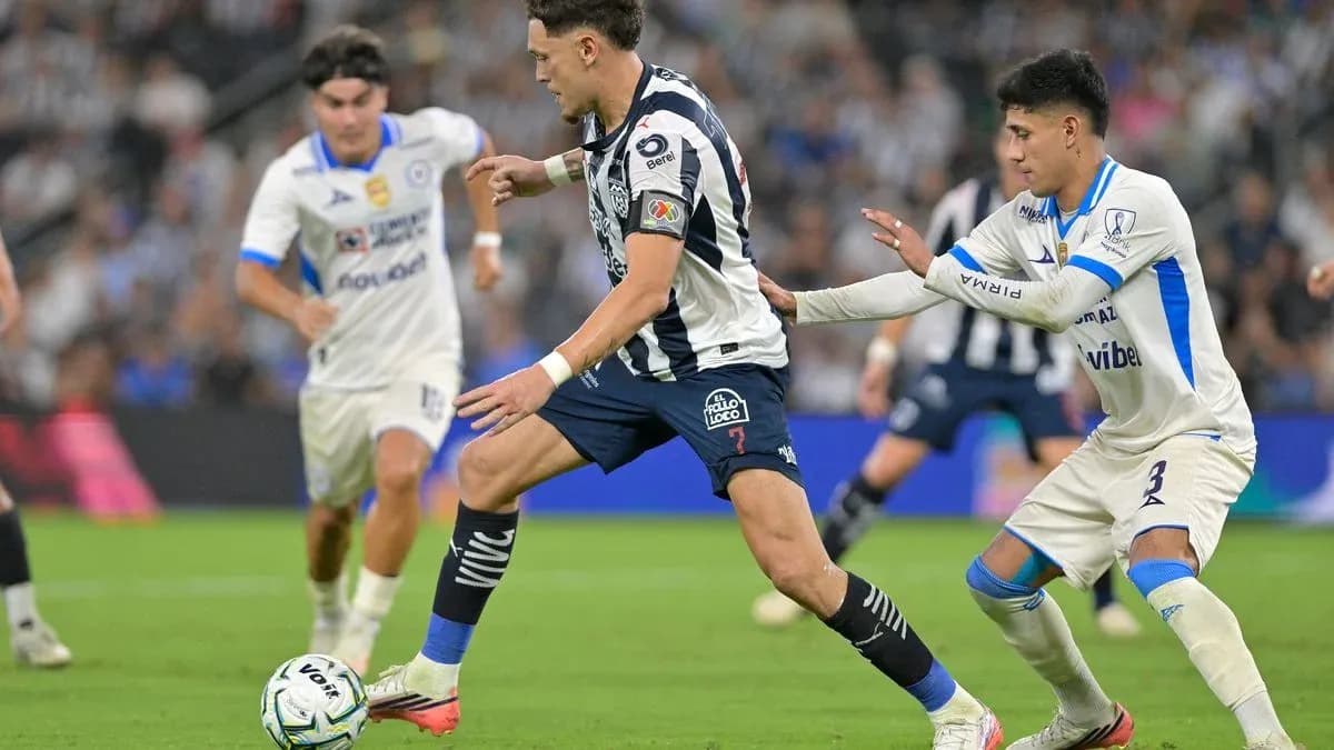 Monterrey player dribbling past Cruz Azul defender