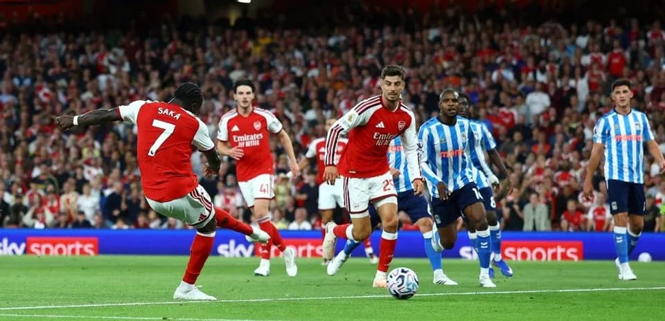 Saka taking a shot on goal during match