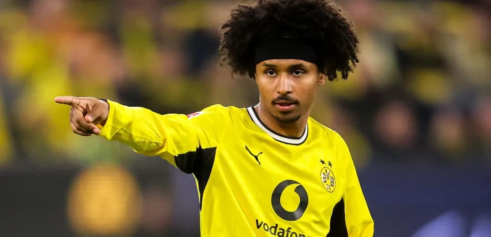 Player in yellow jersey pointing during match