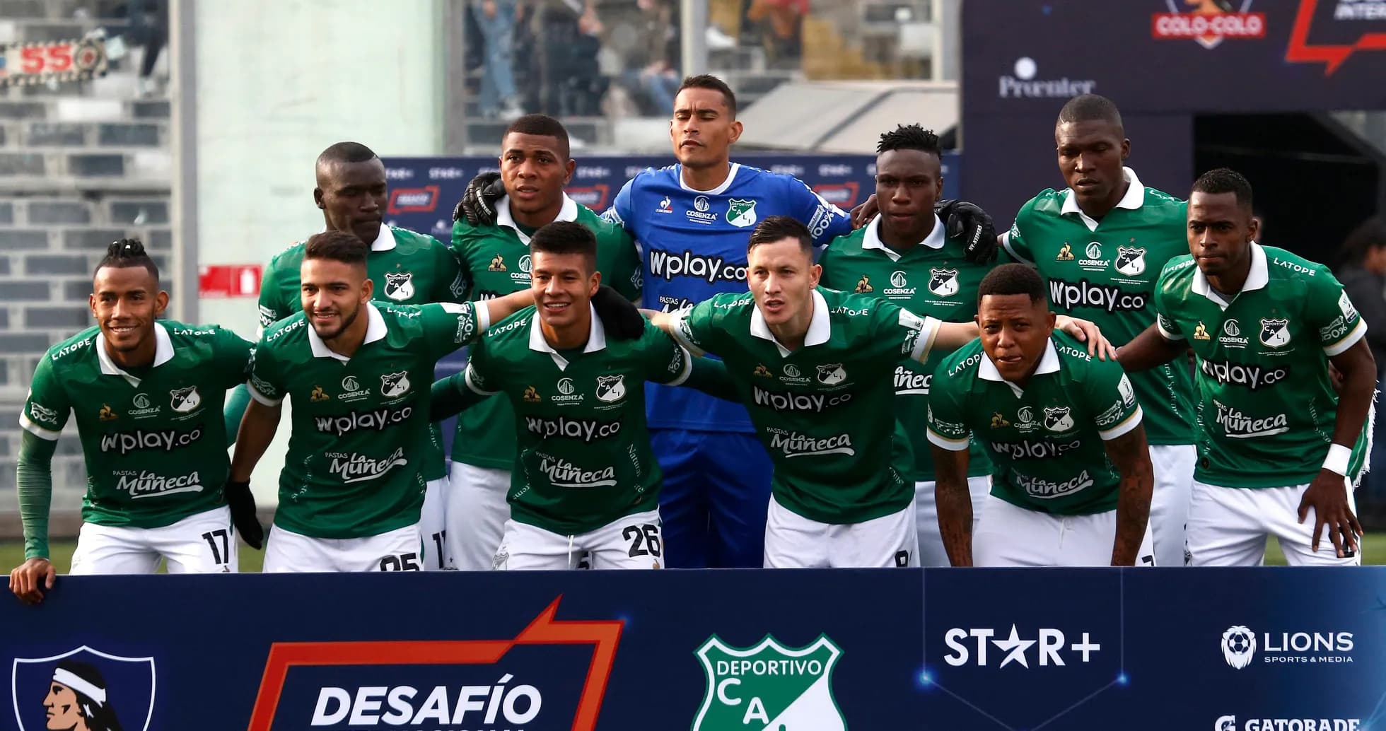 Deportivo Cali team posing for photo before match