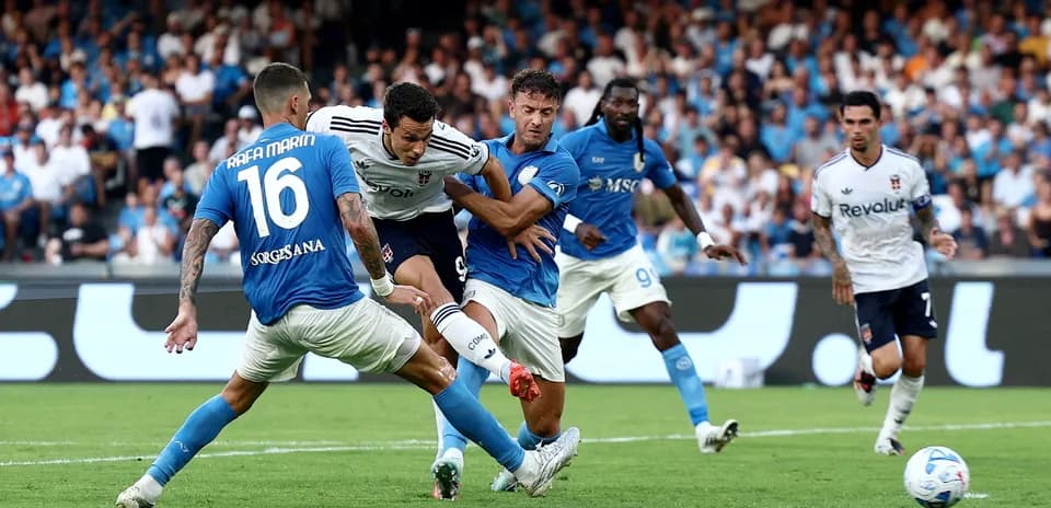 Players contesting the ball during Napoli vs Como