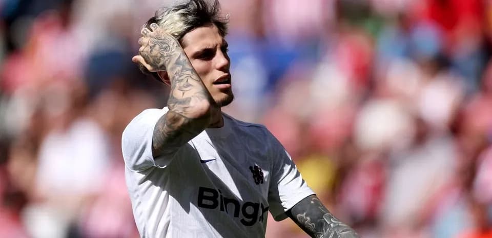 Player with tattoos during match action